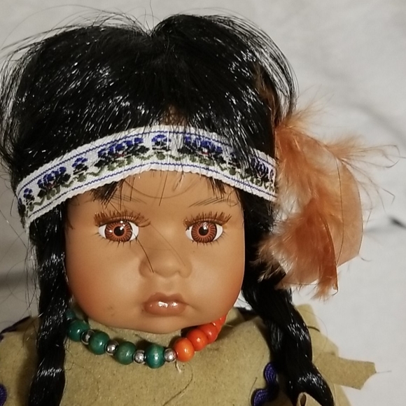 Goldenvale Native American Doll "Aileen" - Picture 10 of 12